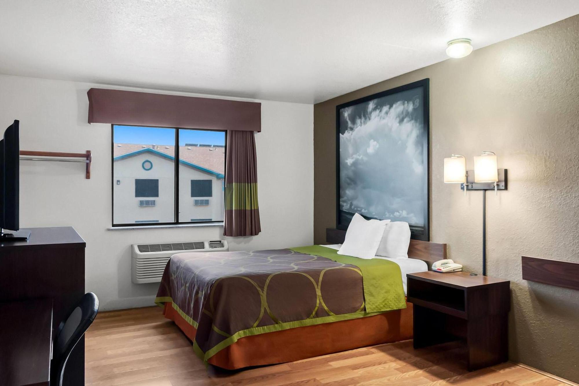Super 8 By Wyndham Hotel