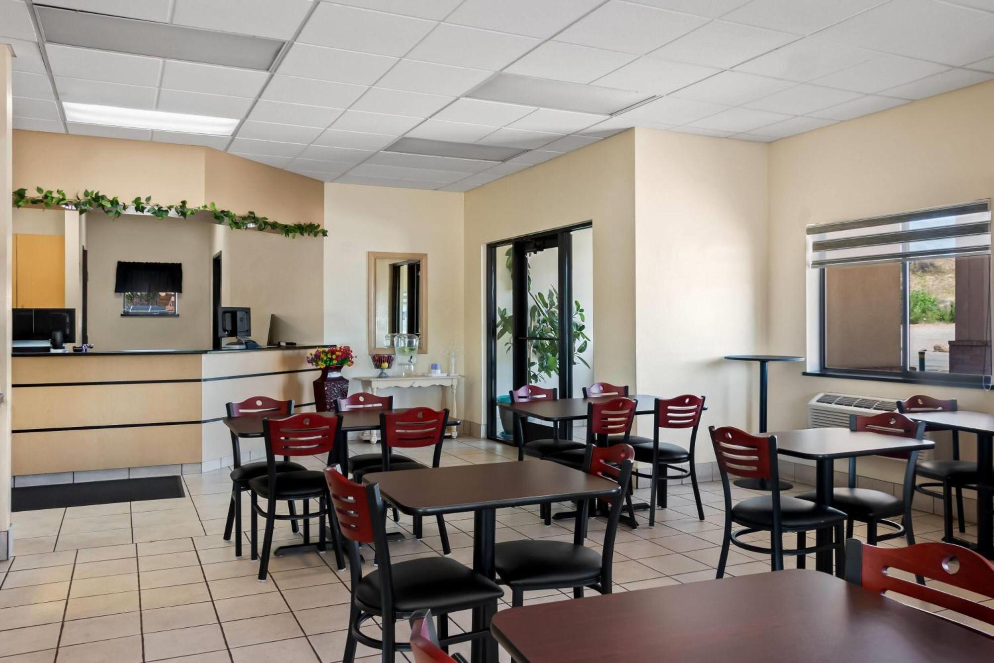 Super 8 By Wyndham Hotel 2*