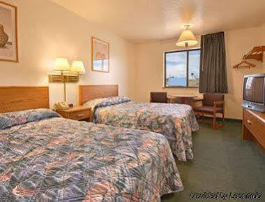 Super 8 By Wyndham Hotel 2*